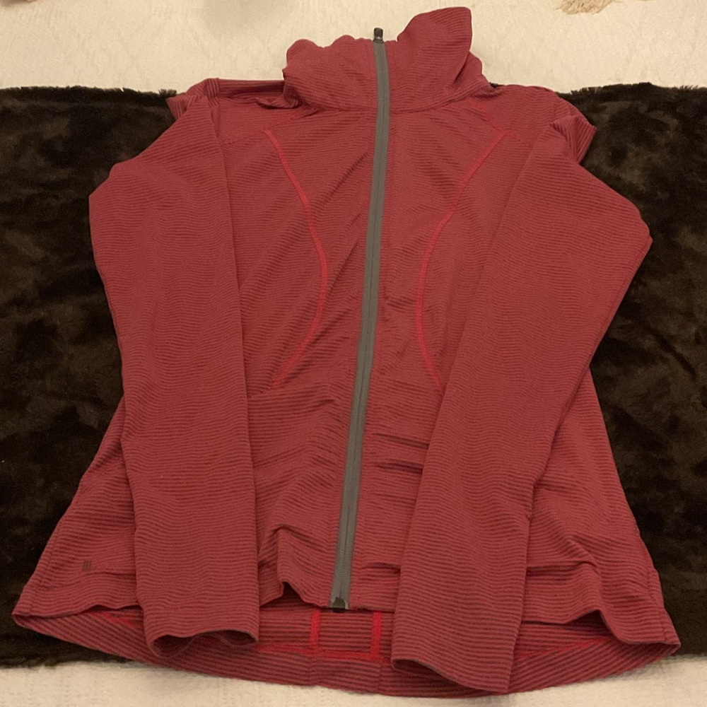 Lolë Step up jacket in excellent condition. Size small.